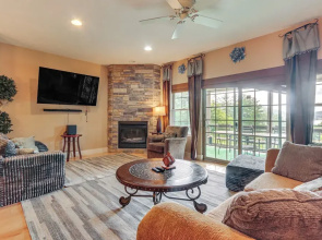 1 Mi to Wisp Resort: Hot Tub Haven in Mchenry!