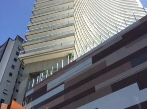 Condomínio de Luxo em Frente à Praia (novinho)