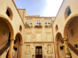 2-bed Island Retreat - Baroque Courtyard & Views