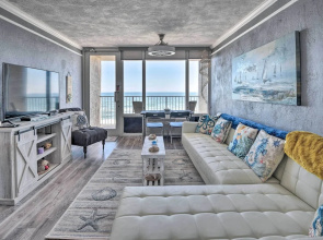 Walk to Ocean: Bright Daytona Beach Condo!