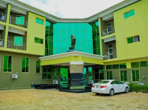 Monarchs Luxury Palace Hotel