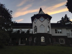 Albert's Manor