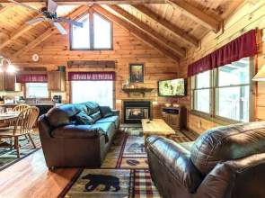 Fawn Cabin 1 Bedroom Home with Hot Tub