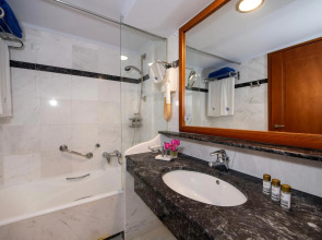 Hydramis Palace Beach Resort