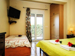 Comfy Nest in a Garden 1 5km to the Sandy Beach