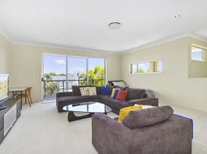 Angourie House - Salt Village