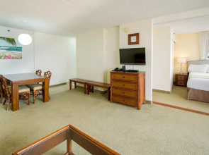 Waikiki Banyan - Ocean View Tower 1 Suite 2214