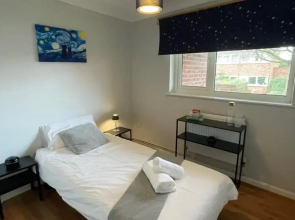 3 Bed House - Sleeps 5 - Garden - Parking - Wifi