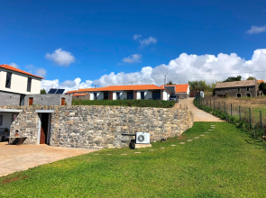 In peaceful Prazeres with seaview and pool – Sunflower Studio in Quinta Inácia