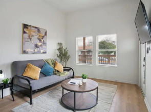 Peaceful Stays With Easy Access to Downtown
