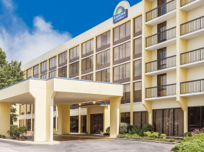 Days Inn & Suites by Wyndham SE Columbia Ft Jackson