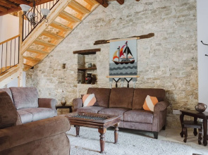 Charming 3-bedroom Cottage in Heart of Vasa Koilaniou