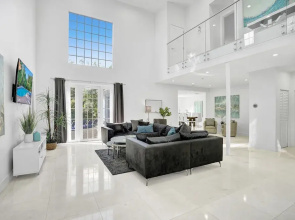 4BR Hollywood Beach Home with Pool