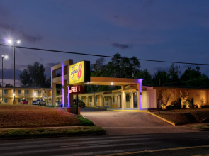 Super 8 by Wyndham Palestine TX