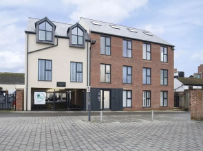 Beautiful 2 Bedroom Apartment With Parking in The Docks