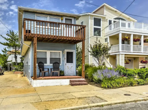 Breezy Ship Bottom House w/ Yard + Beach Access!