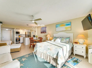 Oceanfront Studio w/ Gulf & Sunset Views From Bed!