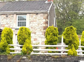 2-bed Cottage in in Welsh Valley Nr Swansea