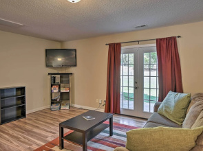 Cozy Greensboro Townhome ~ 7 Mi to UNC Campus