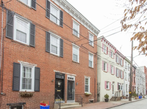 Fairmount GEM With Patio in the of it all