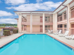 Super 8 by Wyndham Decatur Priceville