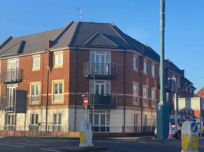 Modern 2 Bed Apt in Egham High Street, with private parking and Wifi