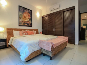 Condo Beach club Yoga Pools by Olahola
