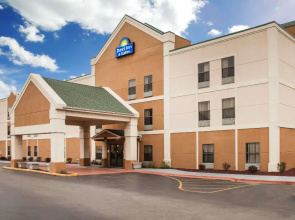 Days Inn & Suites by Wyndham Harvey / Chicago Southland