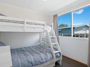 Getaway on the Green - Cromwell Holiday Home