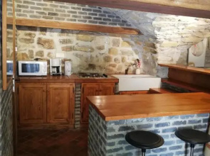 Gites et studios les cigales à Grospierres, piscine partagée, studio murier 2 personnes