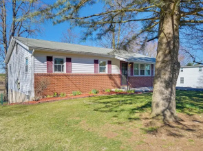 Deck & Grill: Convenient Home in Hummelstown