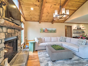 Pool & Lake Access: Idyllic Cottage in Newland