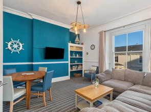 Top Sail - Beautiful Apartment Minutes Walk to Beach and Town Centre