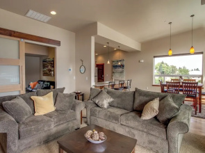 Breezy Lake Chelan Condo w/ Pool & Hot Tub Access!