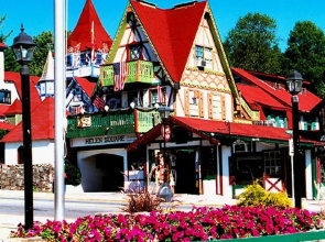 Bear Creek Lodge and Cabins in Helen Ga - Pet Friendly, River on Property, Walking Distance to downtown Helen