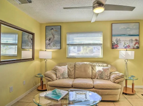 Comfy Dunedin Escape: 1 Block to Main Street!