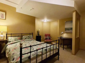 Sunny & Cozy Suite with Pool & Ping Pong table
