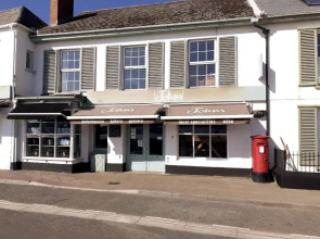 Entire house near beaches, footpaths and shops