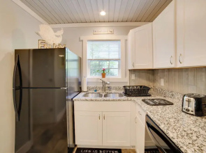 Ocean Isle Beach Studio w/ Patio - 1 Mi to Pier!