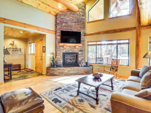 Fire Pit: Cozy Winter Cabin, 45 Mi to Sunrise Park
