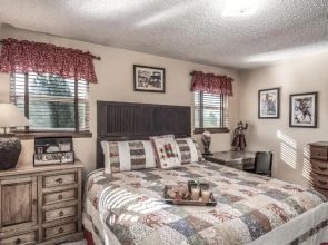 Fox Hollow Condo #08, 2 Bedrooms, Sleeps 6, Wood Stove, Barbecue