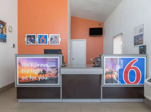 Motel 6 Bakersfield, CA - Central