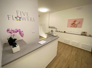 Five Flowers - Guest House