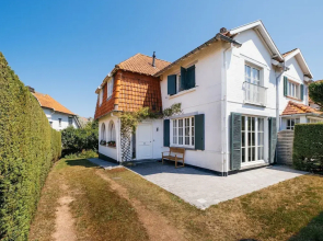 Villa in Koksijde Near Zeedijk