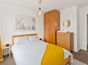 Arty 2 Bedroom Flat By Leith Shore