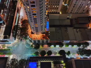 2BR Epic Views CBD 2 Cars Pool Wine Gym Netflix