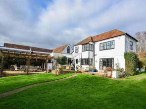 Lovely 4-bed House in Village of Sandhurst