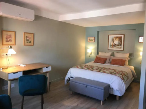 Au cœur du vieux Toulon au calme appartement rénové climatisé confortable étage élevé avec ascenseur proche parking et toutes commodités