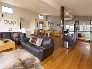 Ned Kelly's Retreat - Sophisticated style with modern convenience and