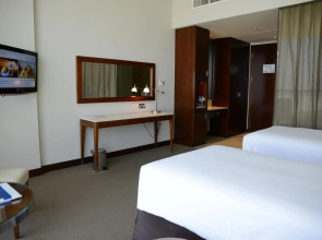 Отель Yas Plaza Circuit